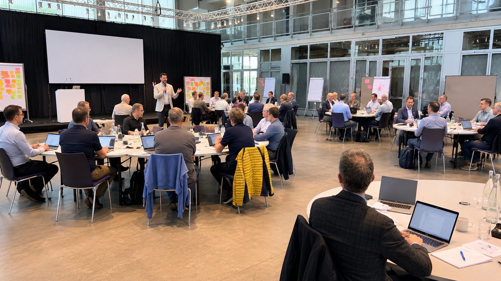 Productivity-Habits-Training mit vielen Teilnehmenden in grosser Halle